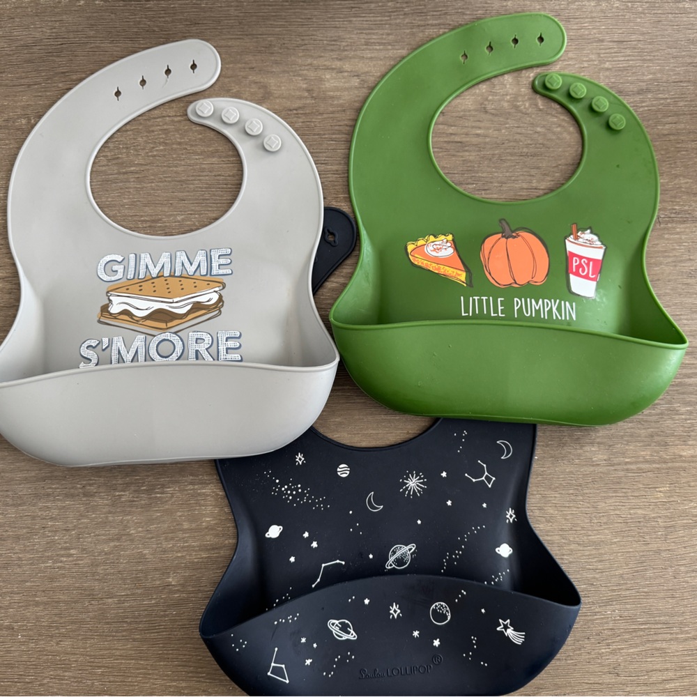 Silicone bib set - LIKE NEW. Only used a time or two.
